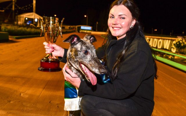 Knicks Bale with trainer Samantha Grenfell and the Hume Cup trophy.