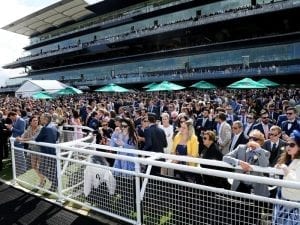 Crowd at the 2018 Everest