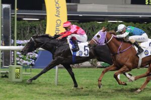 Dee kicks off Hong Kong contract with three at Happy Valley